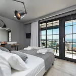 Hotel White